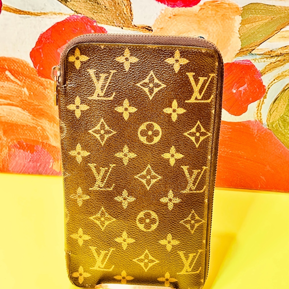 Louis Vuitton Brown Monogram zipped Wallet